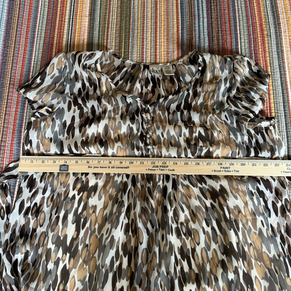duo Maternity short sleeve v-neck sheer blouse w/ camisole. XL. Leopard print - Picture 11 of 11